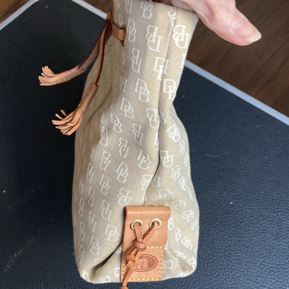 Like new, small Beige Dooney Fabric bag - Picture 4 of 5